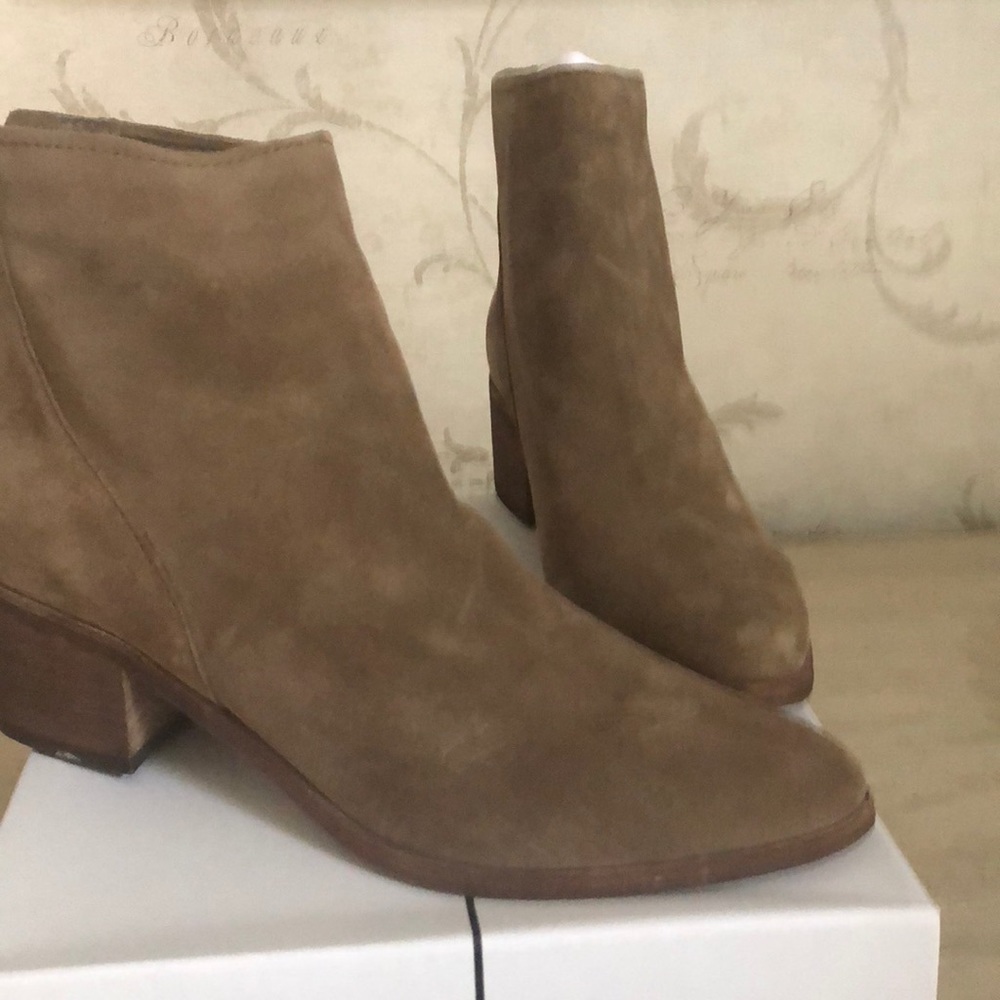 Kaki suede booties